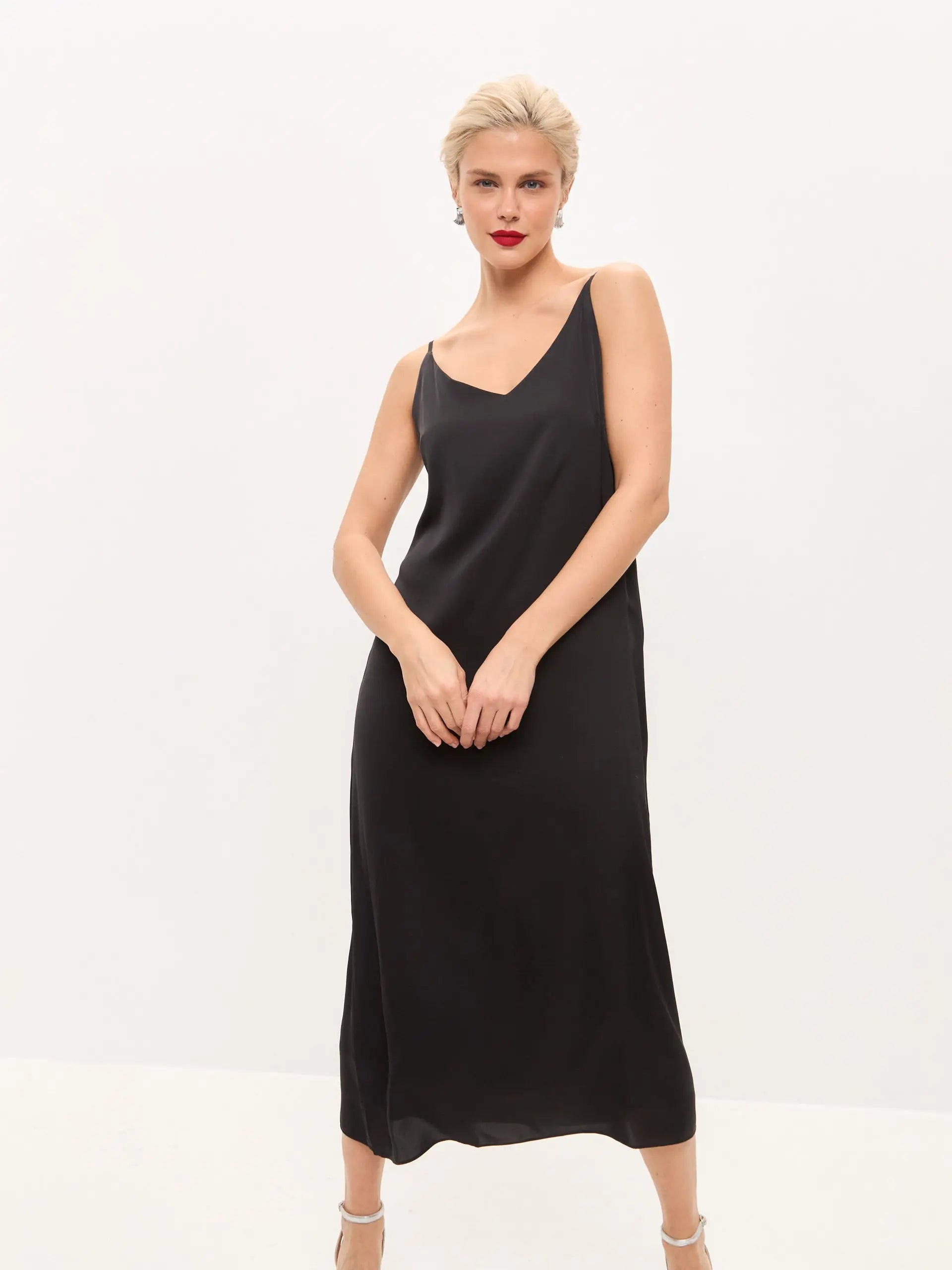 Black midi double-layered satin slip dress with V-neck – Serena Silueta