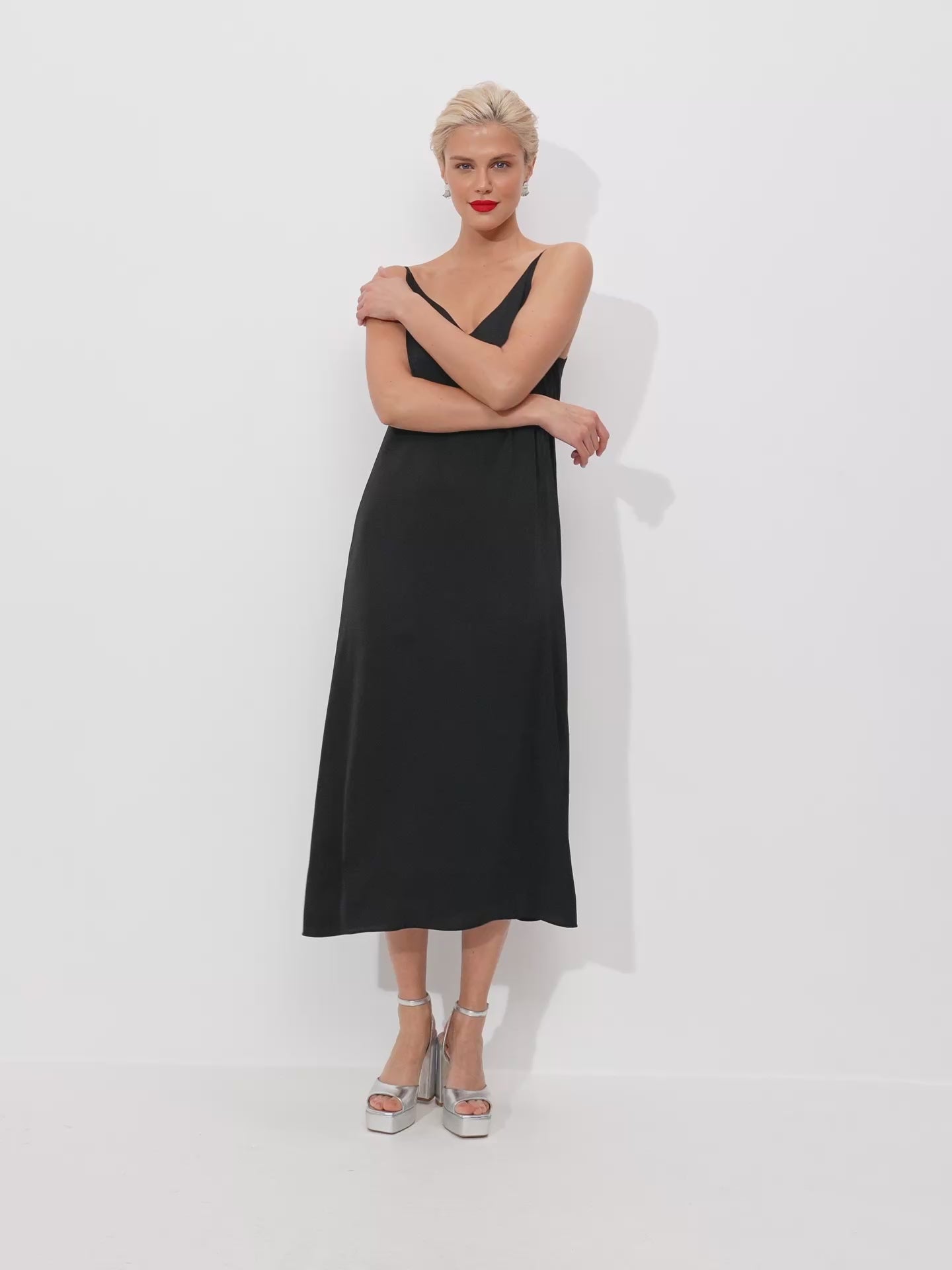 Black midi double-layered satin slip dress with V-neck – Serena Silueta