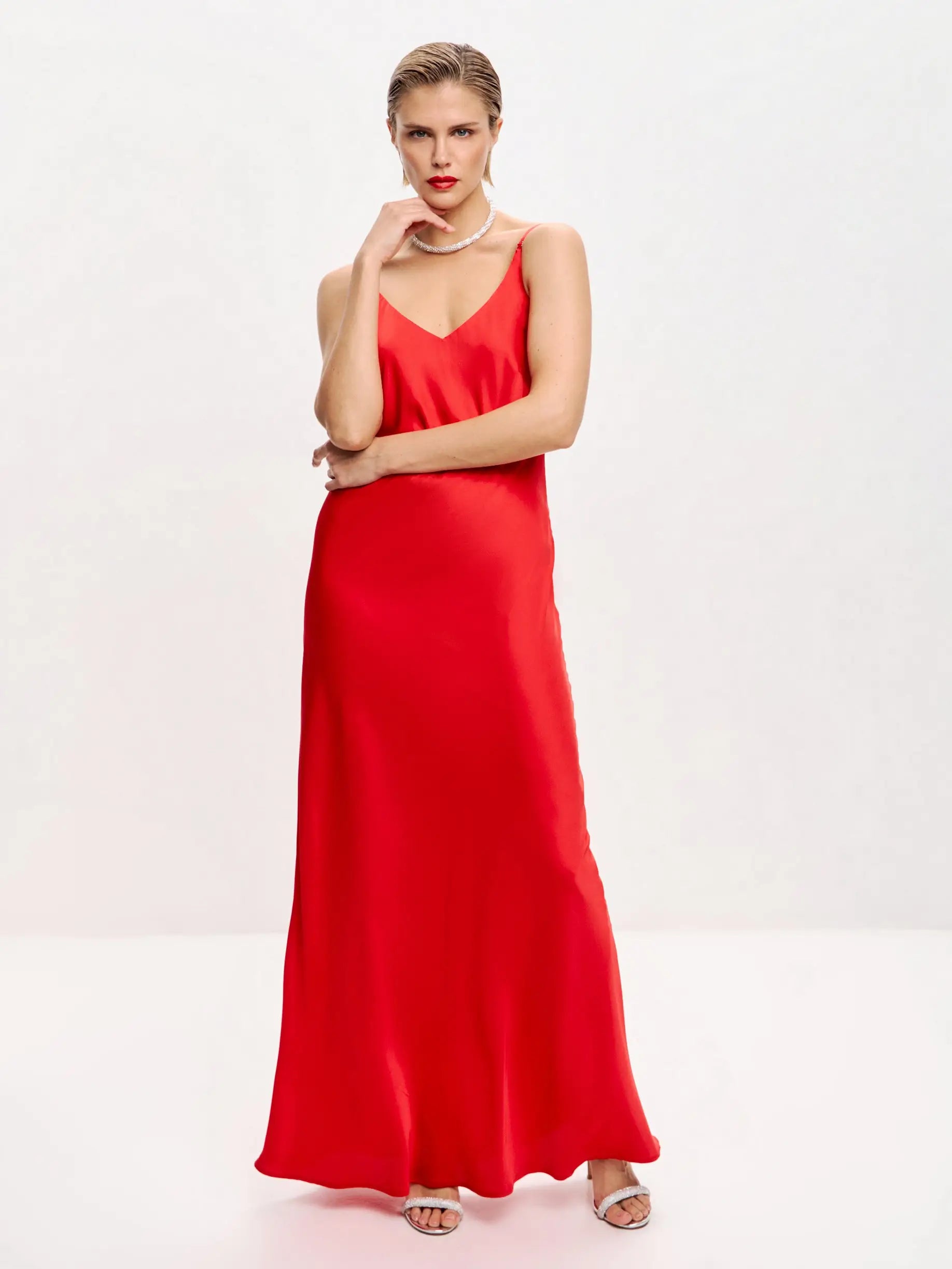 Red maxi double-layered satin slip dress with V-neck – Serena Silueta