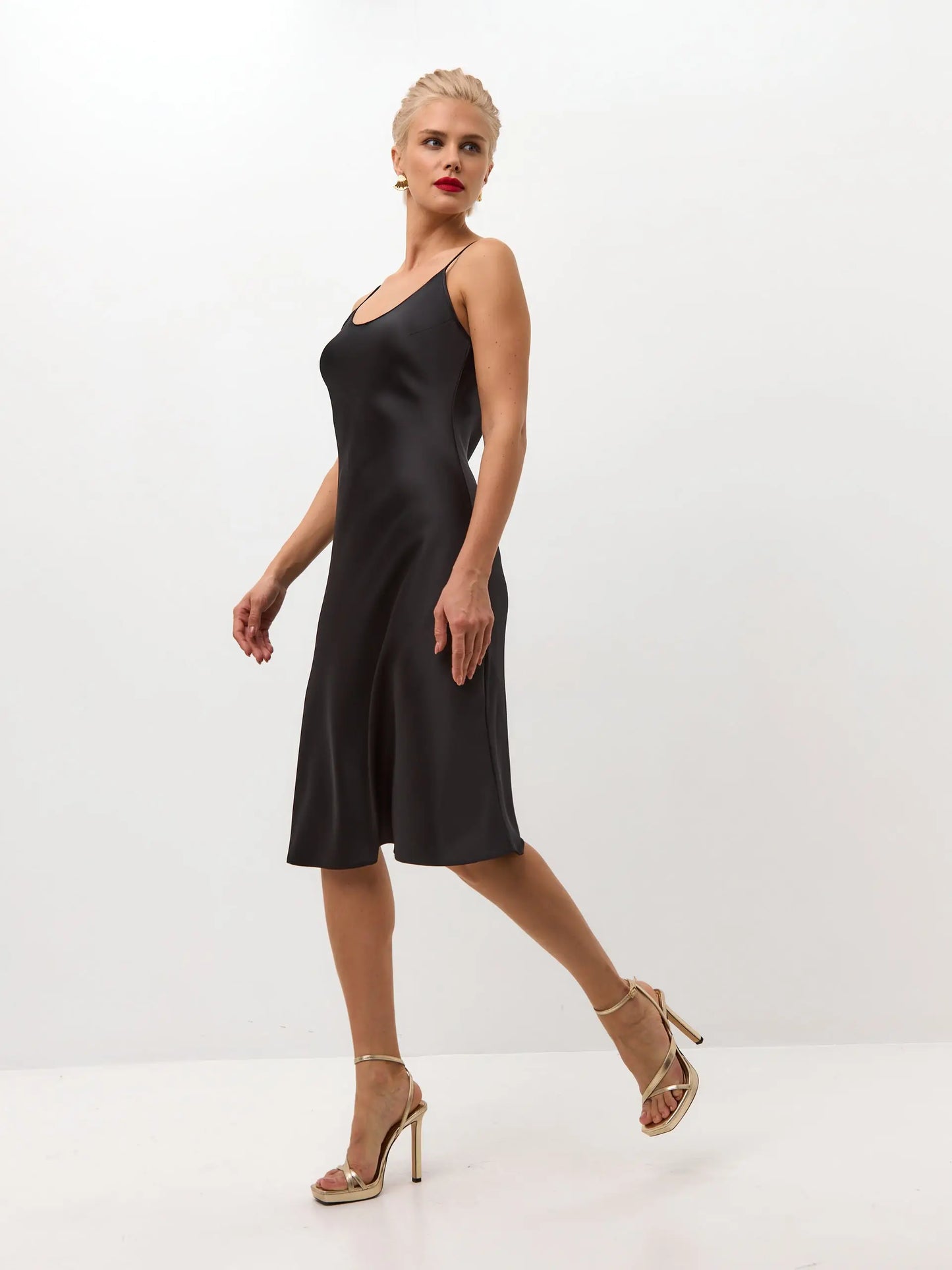 Black below the knee satin slip dress 'Grace' - Serena Serena Silueta Black below the knee satin slip dress 'Grace' - Serena Serena Silueta