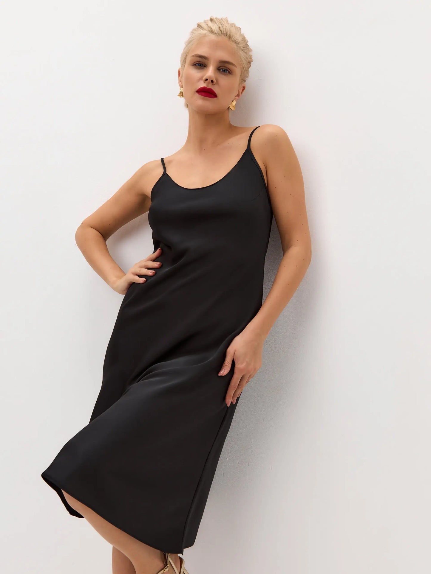 Black below the knee satin slip dress 'Grace' - Serena Serena Silueta Black below the knee satin slip dress 'Grace' - Serena Serena Silueta