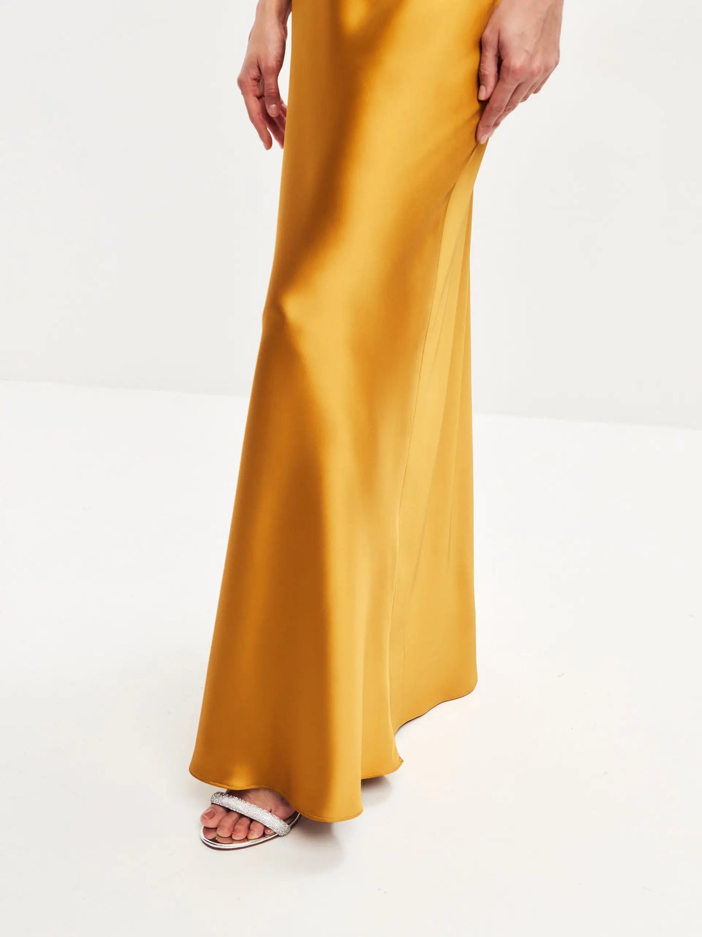 Dark gold maxi satin slip dress 'Serene' - Serena Serena Silueta Dark gold maxi satin slip dress 'Serene' - Serena Serena Silueta