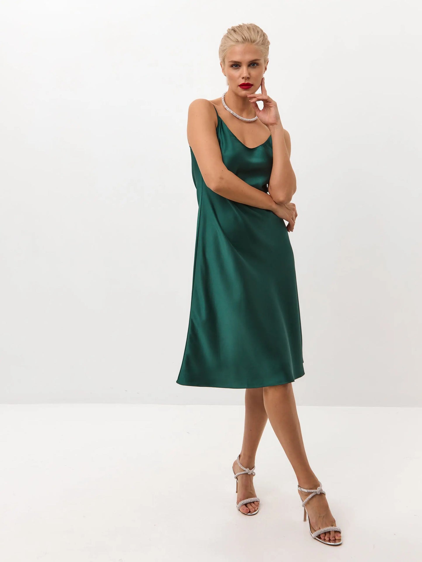 Emerald green below the knee satin slip dress 'Grace' Serena Silueta Emerald green below the knee satin slip dress 'Grace' Serena Silueta