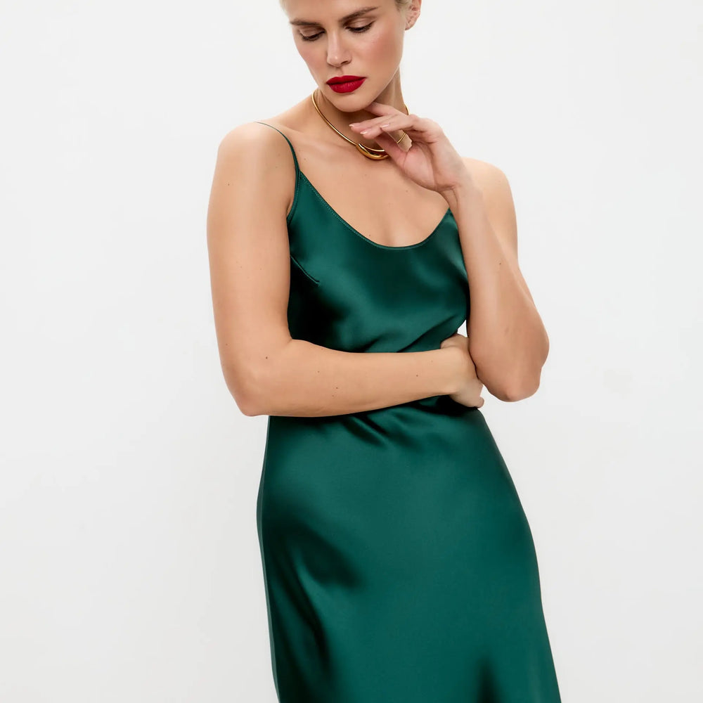 Emerald green maxi satin slip dress 'Serene' - Serena Serena Silueta Emerald green maxi satin slip dress 'Serene' - Serena Serena Silueta