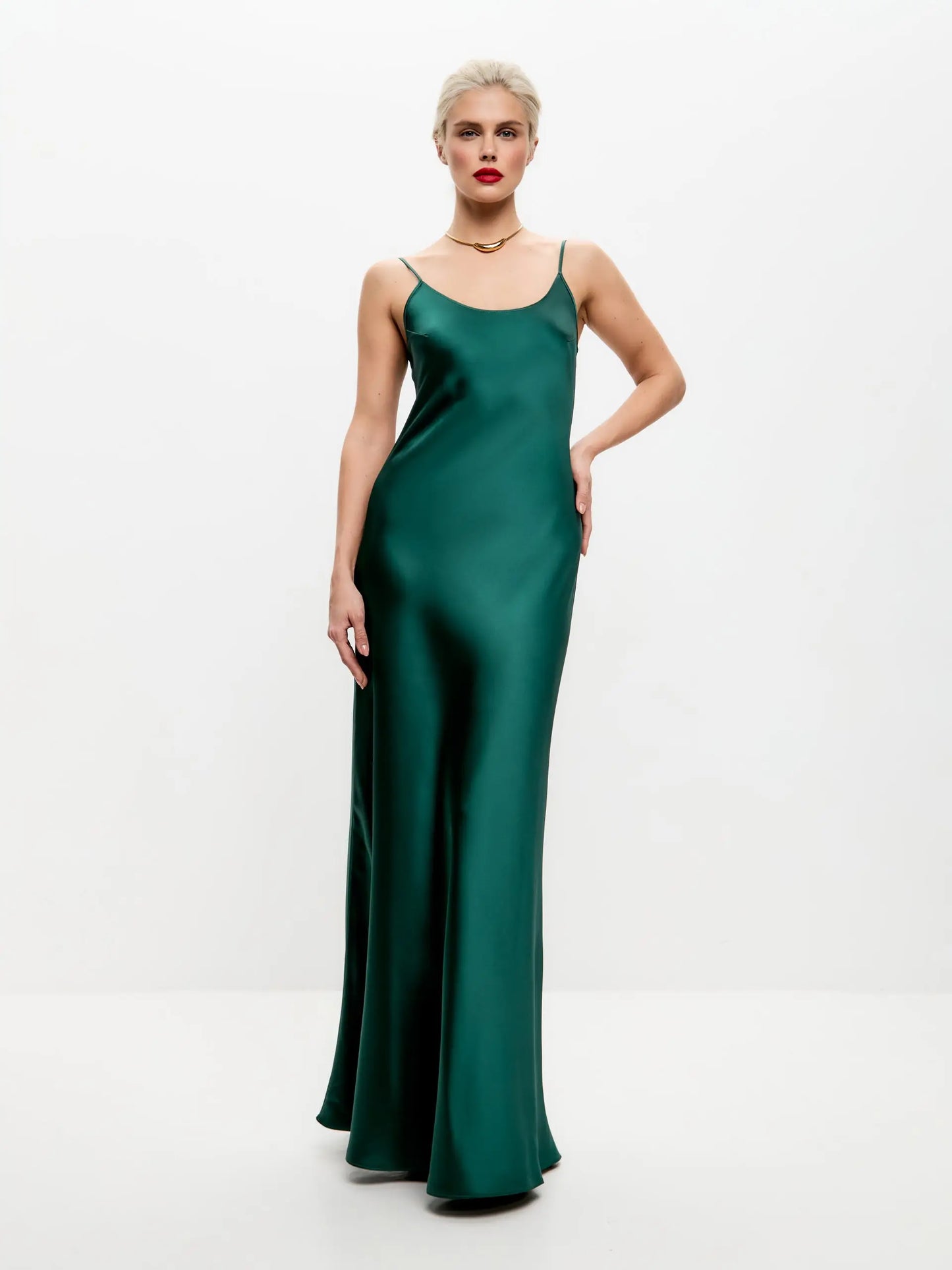 Emerald green maxi satin slip dress 'Serene' - Serena Serena Silueta Emerald green maxi satin slip dress 'Serene' - Serena Serena Silueta