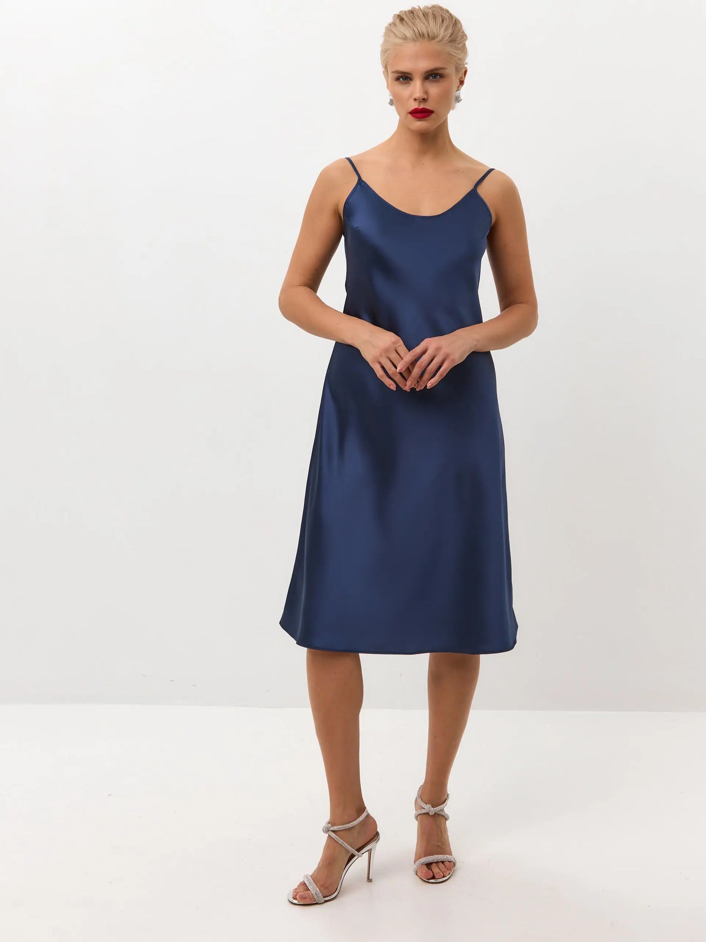 Navy blue below the knee satin slip dress 'Grace' Serena Silueta Navy blue below the knee satin slip dress 'Grace' Serena Silueta