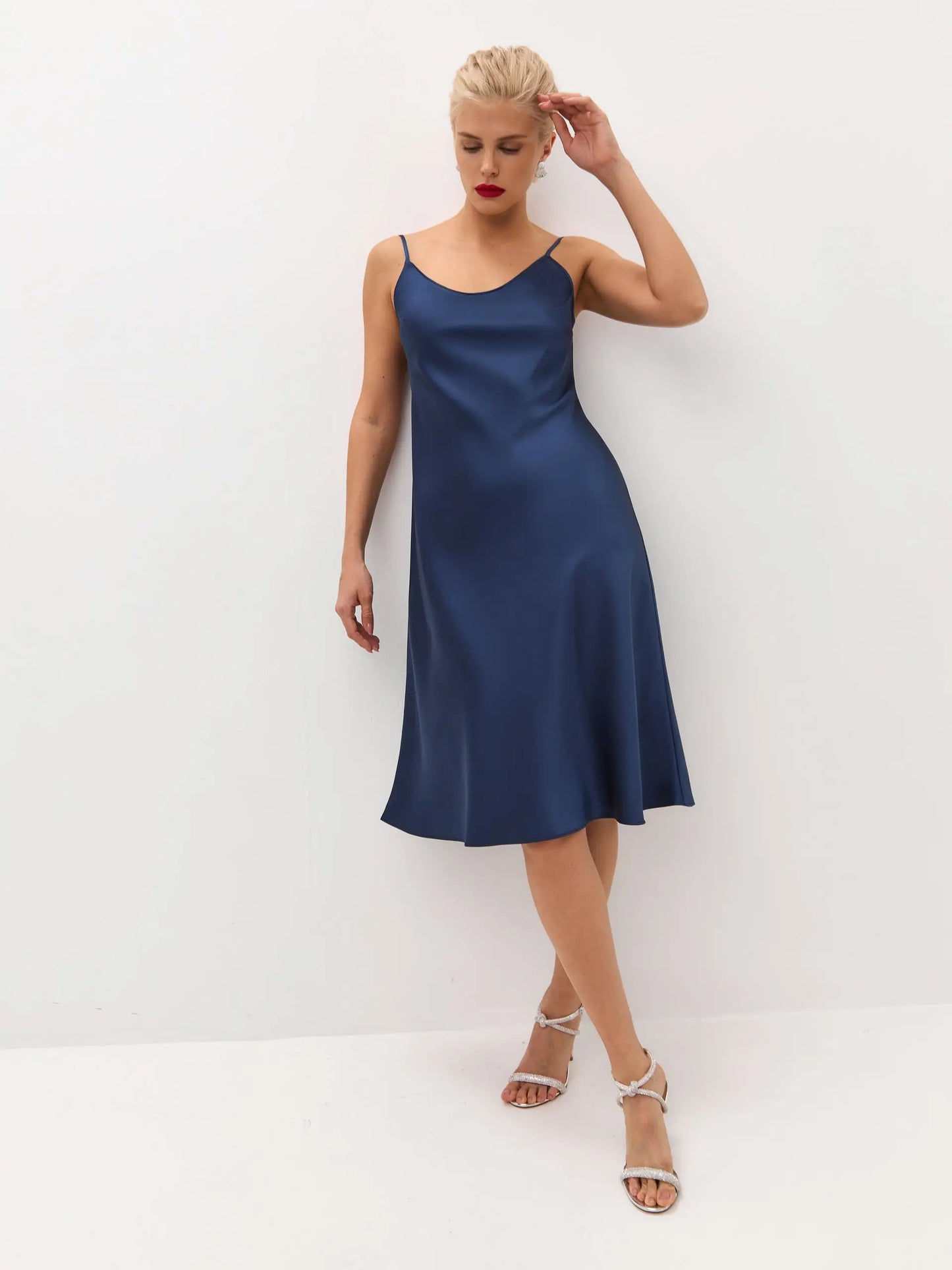 Navy blue below the knee satin slip dress 'Grace' Serena Silueta Navy blue below the knee satin slip dress 'Grace' Serena Silueta