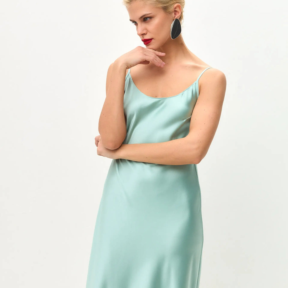 Pistachio maxi satin slip dress 'Serene' - Serena Serena Silueta Pistachio maxi satin slip dress 'Serene' - Serena Serena Silueta