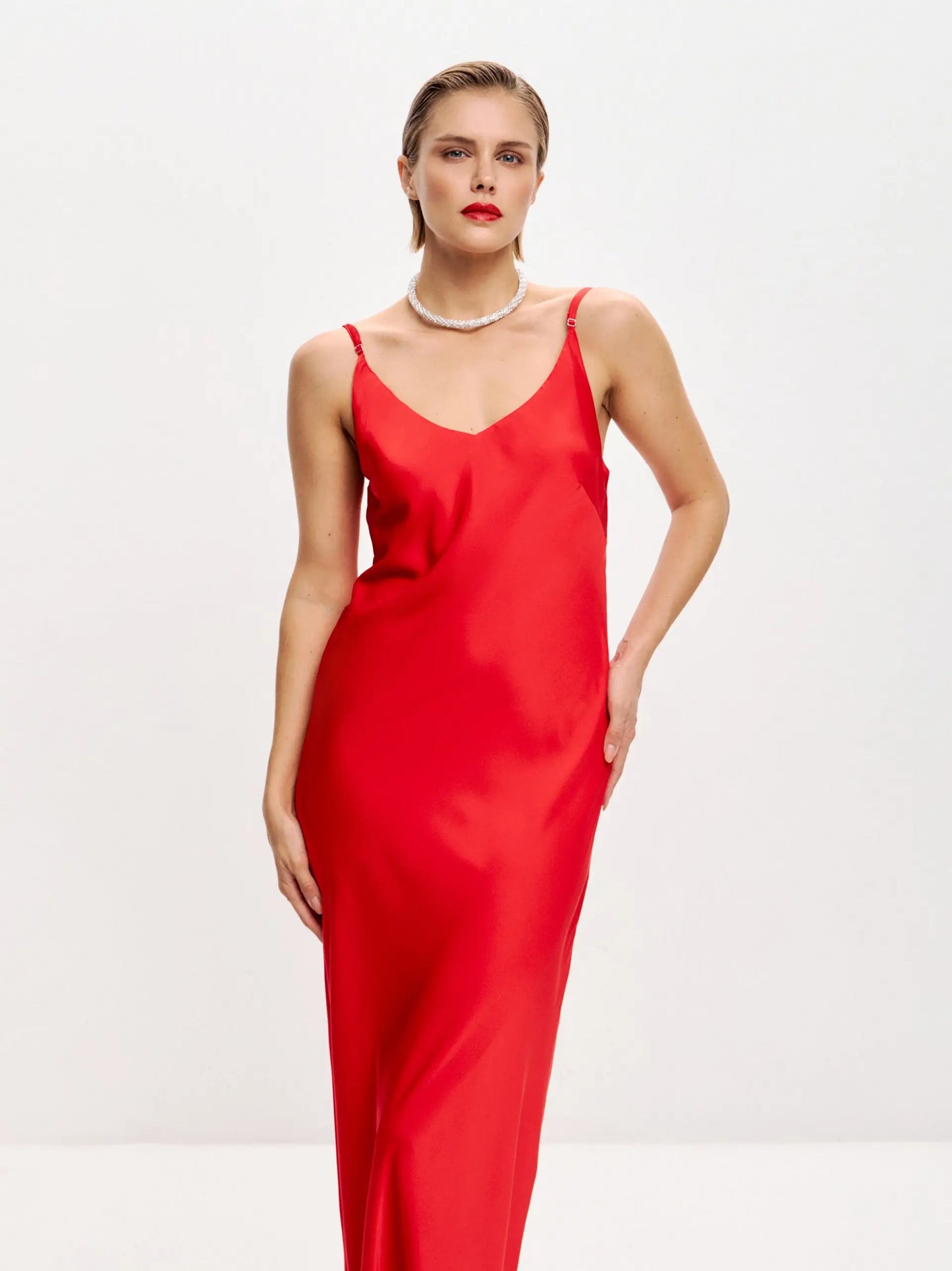 Red maxi double-layered satin slip dress with V-neck Serena Silueta Red maxi double-layered satin slip dress with V-neck Serena Silueta