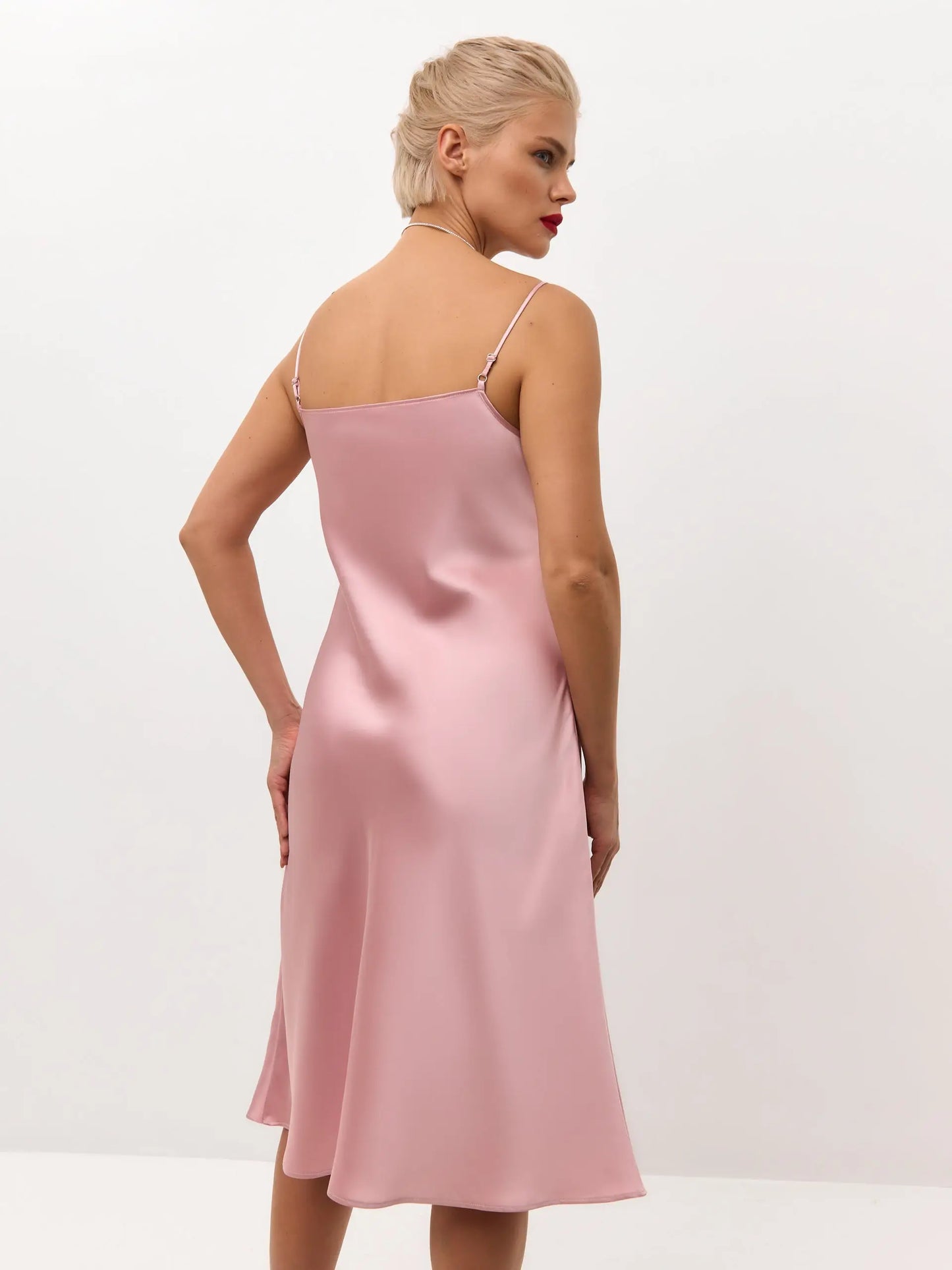 Soft pink below the knee satin slip dress 'Grace' Serena Silueta Soft pink below the knee satin slip dress 'Grace' Serena Silueta